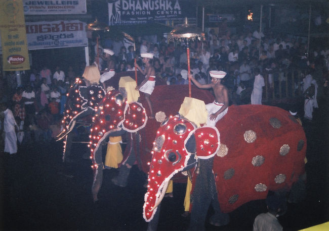 スリランカ最大のお祭りであるペラヘラ祭を見るためにキャンディにやって来ました。到着したその日はナイトパレードを見ましたが、電飾できらびやかに着飾った象の行列は本当にすごかったです。<br /><br />＜日程＞<br />　8/9(土) 成田→香港→コロンボ<br />★8/10(日)　コロンボ→キャンディ(ペラヘラ祭)<br />　8/11(月)　キャンディ<br />　8/12(火)　キャンディ(ペラヘラ祭)→アヌラーダプラ<br />　8/13(水)　アヌラーダプラ→ポロンナルワ<br />　8/14(木)　ダンブッラ→シーギリヤ→ニゴンボ<br />　8/15(金)　コロンボ→香港→成田