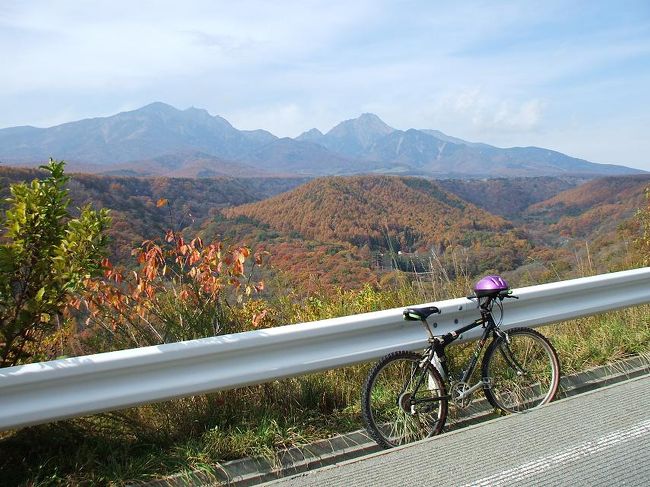 私はダイヤモンド八ヶ岳美術館に滞在（５連泊）して、ひたすら八ヶ岳山麓の森の中を自転車で駆け回った。残念ながら紅葉の時期は終わりかけだったので、いまいち鮮やかさに欠けるが、驚く程、素晴らしい景色にも出会った。<br /><br />私の公式ページ『第二の人生を豊かに―ライター舟橋栄二のホームページ―』に旅行記多数あり。<br /><br />http://www.e-funahashi.jp/<br /><br />