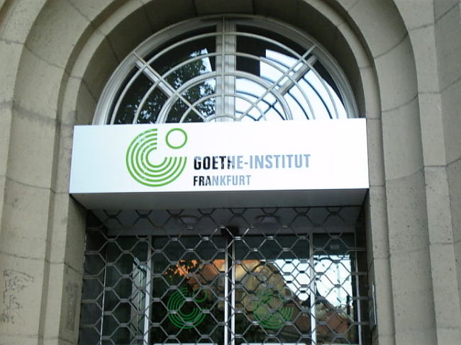 ドイツ語を習おうと学校を調べたら目にするであろう語学学校がGoethe-Institut。そのフランクフルト校がフランクフルト南駅近くにあります。<br />大学時代に第2外国語でドイツ語を勉強しましたが、ほとんど忘れてしまっており、改めて一から勉強することになりました。ドイツ語をドイツ人からドイツ語で一から習うというのはすごく新鮮で非常に有意義な体験でした。<br />2週間という短いコースもある(ただし、恐ろしく濃密です)ので、勉強しながらドイツの生活を楽しむというのもありだと思います。