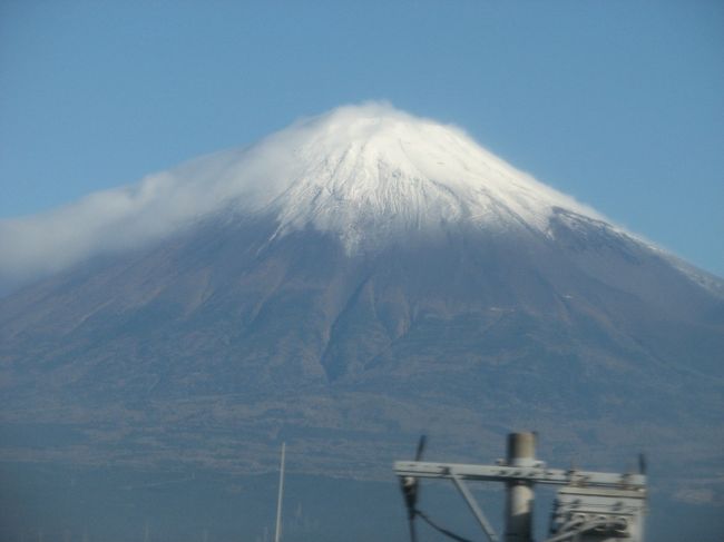 １１月１３日、名古屋に行く用があり、７時３３分発の「のぞみ」に乗車した。　今日も快晴に近いので富士山が見られると思い、窓側の座席をキープした。　品川を過ぎた頃より遠くに富士山が見られるが頂上付近はかなりの雲に覆われていた。<br />小田原付近になると、雲の状態はかわり、頂上付近に綿雲のようなものが見られた。　この状態は富士でも変わらなかった。<br /><br /><br />＊変わった綿雲を被った富士山