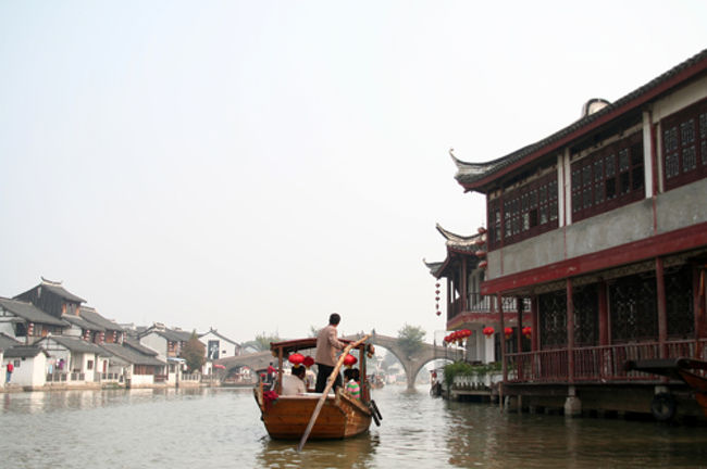 　朱家角は、上海から一時間ほどのところにある典型的な江南水郷古鎮。明の時代の古い街並みがそのまま残っています。豚足煮やちまきをつまみながら散策したり、のんびり船に乗ってゆられたり。ゆったり過ごすのが似合うところです。