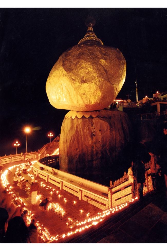 ヤンゴンより約１７６キロ、海抜１１００メートルのある所に位置してるチャイティヨー<br /><br />（ゴールデンロック）パゴダにて蝋燭祭り（灯明際）があり、毎年タディンチュッ満月日に行われます。<br /><br /> <br />灯明際は仏教徒にとって安期の終わりを表し、釈迦が天国から地上に降りてきた記念日。<br /><br />ローソクの灯、ランプの灯、提灯の灯、電球の灯などが町を照らして祝う楽しい祭り。<br /><br />両親、先生、年配者達の前で拝み、日頃お世話になったお礼に尊敬の意味を含み品物を渡す。<br /><br />チャイティーヨーパゴダではタディンチュッ満月日の夜に蝋燭１００００を灯してゴールデンロックパゴダに供えるお祭りを開きます。<br /><br />パゴダの広場で蝋燭１００００の光とゴールデンロックパゴダが輝いてる夜風景をお楽しみに感じられます。<br /><br />それとも普通と違う旅の感じでしょう？一度参加して見ませんか？<br /><br /><br /><br /><br /><br />