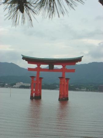 今まで、静岡に住む母のところを訪ねる度に、あちこちチョロチョロと観光して回ったけど、近場は（近場じゃないときもあったけど…笑）見尽くしたしということで、ちょっと遠出することになりました。<br />もちろんスポンサーは、母で〜す♪<br /><br />日程　１７日　広島・宮島　　　　　　　　　　　宮島泊<br />　　　１８日　錦帯橋・秋吉台　　　　　　　　　浜田泊（島根県）<br />　　　１９日　出雲大社・松江城・鳥取砂丘　城崎温泉泊　<br />　　　２０日　天橋立・伊根　　　　　　　　　　自宅<br />　　　２１日　三保の松原<br /><br />　　　