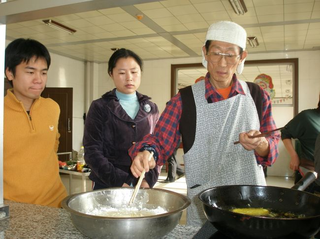２００７年１１月１７日（土）、延辺大学留学生食堂にて行われた延辺日中文化交流センター主催の三国料理教室に参加しました。<br /><br />ここでいう三国とは日本、中国、朝鮮半島の国々のことを指します。ロシア料理が入れば四カ国料理教室だったのになあ〜　<br /><br />http://yanbian.fan-site.net/event/event.htm