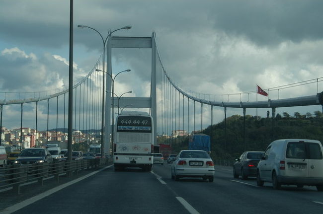ヨーロッパ側のイスタンブールからアジア側のイスタンブールへ第２ボスポラス橋を渡り、帰りに第2ボスポラス橋を渡り戻ってきた。<br />この第2ボスポラス橋に通じる道路は、ヨーロッパとアジアを繋ぐ主要幹線道であり、ヨーロッパ側はE80というトランスヨーロピアンネットワーク、そしてアジア側は、アジアハイウェイ1号線になっておりこの橋でヨーロッパとアジアが文字通り接続されている。<br /><br />E5からボスポラス第２橋（Fatih Sultan Mehmet Bridge)を渡りボスタンジェ付近へ出て、海岸でお茶、そしてバーダット通りを経由してボスポラス橋（Bosphorus Bridge）からヨーロッパサイドのイスタンブールへ戻ってきた。<br /><br />参考：<br /> ボスポラス橋（第１ボスポラス橋）<br /> 全長1,510m、 中央支間長1,074m、幅員39m、高さ64m、主塔の高さ105m、世界第13位（メインスパン）<br />The Fatih Sultan Bridge（第２ボスポラス橋）<br />全長1,510m、 中央支間長1,090m、幅員39m（8車線）、高さ64m、主塔の高さ105m、<br />第12位（メインスパン）