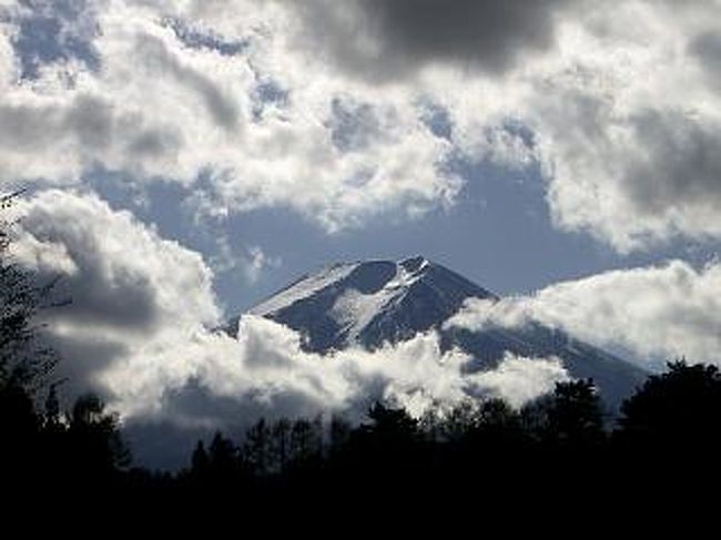 出張で富士吉田市へ<br />あまりにも富士山が綺麗だったので・・・<br />午前中は、雲もなく綺麗に見えていたのですが、昼食後に写真を撮ろうとすると・・・午前中に撮っておけばと悔みました。<br />当然昼食は、吉田うどんをお腹の中に。。