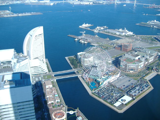 横浜にアンパンマンミュージアムができたとのことでそろそろ空いてきただろうと行ってみました。ホテルはいろいろ悩んだ末、横浜ロイヤルパークホテルの67階アーバンスパフロアに決定!<br />JTBさんの楽園というプラン(レディースプラン)で申し込みました。街側で予約していたのですがお部屋に入ってから急遽海側へ変更していただき最高の眺めでした☆ルームサービスも手ごろな料金でおいしく、スタッフの方も皆丁寧で気が付き、プールに入ったのですがきれいで日が差し明るいプールで本当にリラックスして居心地のよいホテルでした!今までで1番か2番のお気に入りになったホテルです♪アンパンマンミュージアムですが朝10時開園に行きましたがすんなりと入れました。ぬいぐるみさんやジュース屋さんなどショッピングや食事だけでも楽しめるところだと思います。