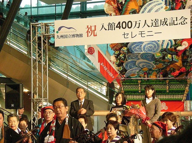 毎年、盆や正月に帰省することはあまりなくて、11月くらいに帰省するようにしていますが、単にラッシュを避けて交通費を安く済ませたいからというだけです。<br />まあとにかく、今年もこの時期に帰省することにしました。<br />土日を挟んで、金曜日と月曜日に休みを取っています。<br />実家は九州ですが、今回は行きも帰りも福岡空港を使います。<br /><br />私が以前と比べて積極的に出かけていろいろなものを見るようになったのは、(ブログなんてする気がなかったのに)たまたま自分のブログができてしまった今年からですし、出かけると言ってもほとんど東京です。<br />根が出不精ですからね。<br />だから、九州に関しても実はよく知りません。<br />今までほとんど回らなかったことを反省しながら、今後は少しずつ見聞していこうと思います。<br /><br />初日は、今まで行ったことがない太宰府に行ってみます。