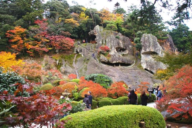 那谷寺へ紅葉を見に行ってきました。あいにく雨上がりの曇天でした。<br />＊三重塔は修理中でした。<br />＊今が見頃の時期ですが，昨日までの長雨と雪で大分落葉が進んでいました。<br />＊那谷寺のHPおよび小松市のライブカメラ（那谷寺）を参照ください。<br />＜那谷寺HP＞http://www.natadera.com/<br />＜小松市ライブカメラ（那谷寺）＞http://www.live.citykomatsu.jp/webcamera/kanko/nata.html<br />