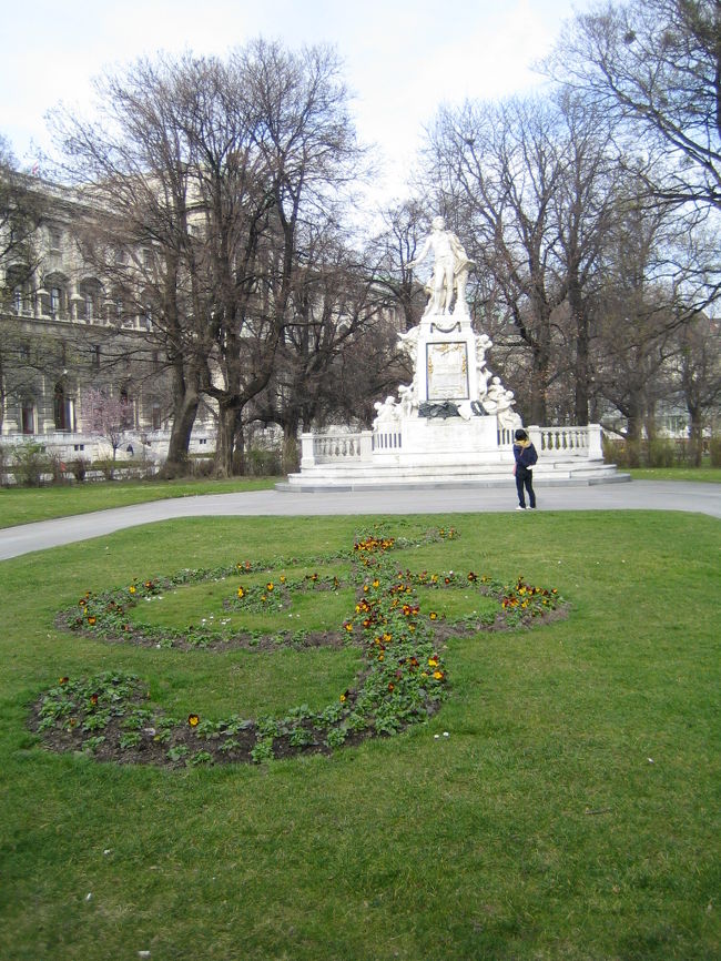 卒業旅行でウィーンの町へ行ってきました。<br />とても落ち着いてとても優雅なウィーンの町を堪能しました