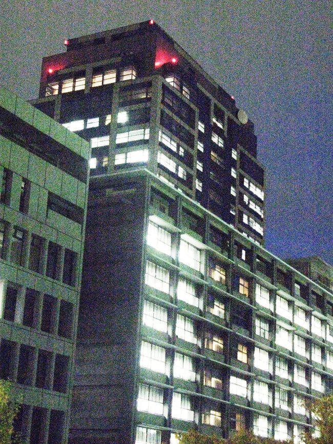 千葉県庁本庁舎19階は、誰でも上がれる無料の展望回廊です。<br /><br />周囲がすべてガラス張りになっており、千葉市の中心市街地を眼下に見ることができる。東側には千葉城、西側には千葉ポートタワー、東京湾、東京湾アクアラインや都心の高層ビル群を望むことができる。富士山、南アルプス、筑波山、伊豆大島までも見えることがあるとのこと。(千葉市中央区市場町1−1)<br /><br />
