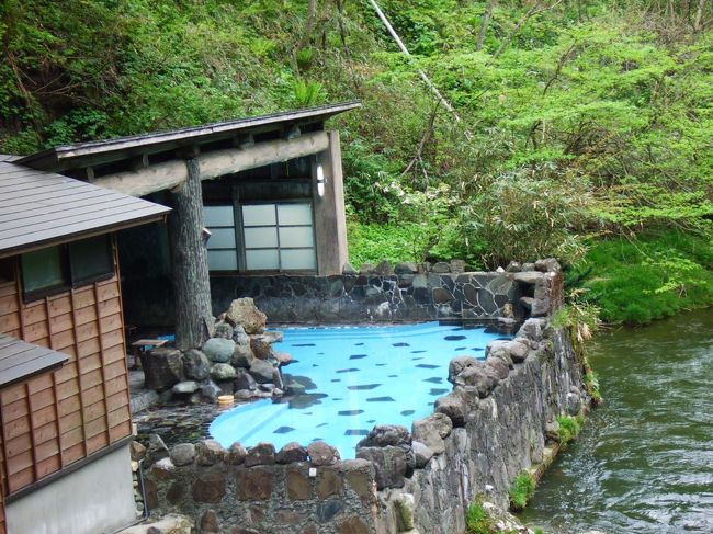 さぁ、2日目もあいにくの天気で、せっかくいい景色のホテルに泊まったのに、景色を満喫することなく出発。まずは十和田湖クルーズへ。天気悪いし、客いない。そして、駐車場はぼったくり。やっぱり湖は晴天が一番。今日は残念(-_-;)<br /><br />で、雪の中の八幡平を体験し、念願の乳頭温泉へ。温泉のおっちゃんの愛想は抜群に悪かったけど、温泉の中で出会った東京からきたおばちゃんと仲良くなり、情報交換。色々教えてもらいました♪夕方に行ったので、あまりお風呂は選べなかったけど、温泉は最高！今度は泊まりに来たいな〜（*^_^*）<br /><br />2日目の夜は、花巻温泉郷の大沢温泉 山水閣へ泊まりました。<br />ここは、山水閣、菊水館、自炊部と宿泊施設が3つに分かれている。自炊部というのは、素泊まりの料金で長期部屋を借りれるそう。東北の温泉！という感じで赴きがある。この旅館はかなりのお気に入り！仲居さんやスタッフの対応もよく、初めての東北旅行だと言うと、とても親切にして下さって、景色もお風呂も大満足、おすすめしたいお宿。