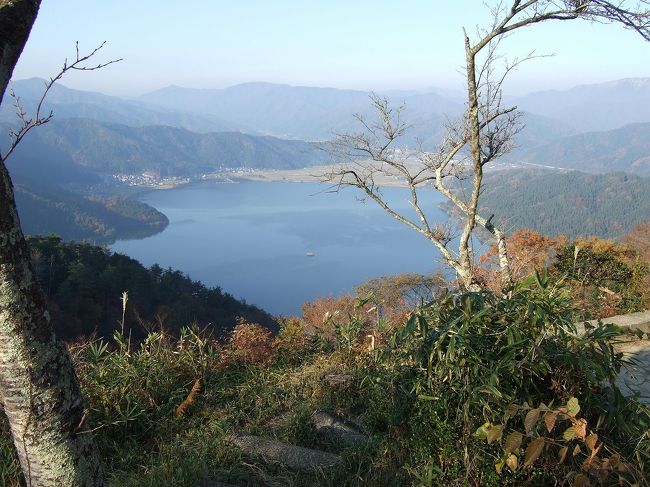 11月25日に、湖北地方に行ってきました。琵琶湖の東側には紅葉の名所や重文・国宝も安置されている古いお寺がたくさんあります。今回は紅葉と仏像を見に行きました。出発地は、ＪＲ琵琶湖線の木之本駅です。大阪・高槻から新快速で1時間半。米原から木之本までＳＬ北びわこ号も時折走っていて乗りませんでしたが、線路側から見ました。鶏足寺の紅葉が見ごろで色のグラディションがすばらしかったです。足は木ノ本駅で販売していた湖北巡回バスのぱすを使いました。これは乗り降り自由で賎が岳リフトの往復が無料になり、奥琵琶湖パークウェイも乗れて500円のお得なパスです。<br />バスの時刻表に追われつつも一日でほとんどまわれました。<br /><br />