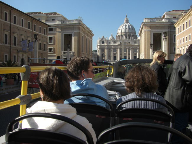 ローマは2泊3日の予定だが、ロンドンからの到着日はホテルチェックインが夕方になり、翌2日目は日帰りでフィレンツエ観光、結局ローマ観光は3日目の一日だけ。今日は寝台列車でパリに行くので一日フルに観光できる。<br />ローマでは、乗降り自由な2階建て観光バスが数社運行している。その中でチャオ・ローマを利用した。世界各国語のテープによる案内サービスがあり日本語もある。ローマは歩いて回るには広すぎるので、この手のバスは個人旅行者にはお勧めだ。