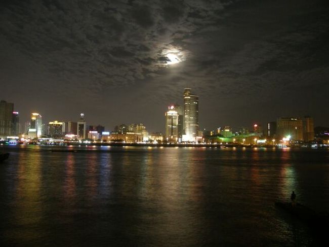 写真では伝わりにくいと思いますが、<br />美しい街並みと、夕陽、夜景、温暖な心地良い風がありました。<br /><br />とくに夕暮れ時、海辺をノンビリ歩きましたが、<br />この地を離れたくないとシミジミと感じてしまいました。<br /><br />厦門(アモイ)は今年、テレビ番組で見て、<br />何となく行ってみたいなと憧れてしまいました。<br /><br />天候にも恵まれましたが、実際に行って、<br />想像以上の良い場所だと感じました。<br /><br /><br />【旅の概要】<br /><br />航空券>JALのマイレージ特典航空券<br /><br />ホテル>クラウンプラザホテル<br /> Crowne Plaza Hotel HARBOURVIEW XIAMEN<br /> 12-8 ZHEN HAI ROAD XIAMEN, 361001<br /> ※2008年以降、クラウンプラザは別の場所に<br /> 移動しました。この住所のこの建物は、<br /> ミレニアムホテルに代わりました。<br /><br /><br />通貨>300元をクレジットカードのATMキャッシングで用意<br /> 手数料、利息全て込みで1元=14.94円<br /> 4,477円とチープな旅。内、190元がマッサージ。<br /><br />ホームページでも詳しく紹介しています。<br />良かったら見てください。<br />http://www.komu-web.com/travel/200711china/00.htm