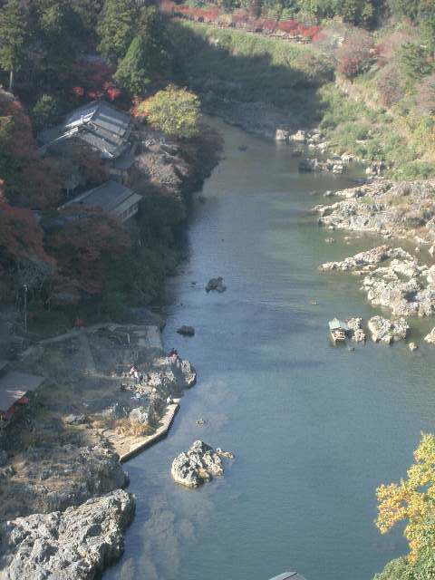 天龍寺や大河内山荘の裏にある亀山公園。１０分で登れます。そこから見る保津川はまた格別です。