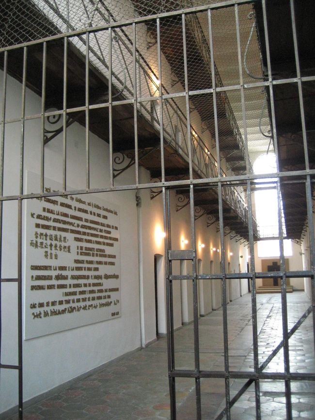 2007/07/19（木）第12日目：シゲット・マルマッツィエイ１日フリーデイ<br />【宿泊：Pension Prisacaru（ヴァド・イセイ村）】<br />ウクライナ正教会、カトリック教会、ルーマニア正教会、社会主義時代の被害者のメモリアル博物館、民俗博物館、野外民俗博物館<br /><br />光もあれば、影もあり。<br />ましてやルーマニアは、1989年に次々と起きた東欧革命の中で、唯一、最高指導者の流血を伴った国です。<br /><br />いまだ馬車が当たり前のように道を行き交う田舎道。<br />熊手を担いで歩く農婦がいて、馬も牛も一緒に道を行き、週に一回の市場に行くのに何時間も歩くかヒッチハイク。<br />家の門前にあるスカウンと呼ばれる長椅子は、老若男女が座って道を行く人々を眺めたり、おしゃべりしたりの小さな社交場。夏休みということもあって、ティーンエージャーの姿も見られました。<br />そんなのどかな、まったりと時の流れる世界であっても、コミュニティの間で民族の対立がくすぶり、それを時の為政者に利用されてきました。<br />かつて栄えたユダヤ人のコミュニティは、ナチス寄りの指導者の時代を経て、ほぼ絶滅してしまった過去もあります。<br />社会主義時代の影の部分とも無縁ではありませんでした。<br />村人の心のよりどころの信仰を導く司祭が、個人情報に一番触れやすいという理由で、秘密警察の手先を担わされた時代もあります。<br />マラムレシュの県庁所在地だったシゲット・マルマッツィエイには、社会主義時代の影の象徴の強制収容所がありました。<br />不名誉ながらも、ルーマニアにいくつかあった強制収容所の中でも有数のものが。<br /><br />その収容所跡が、現在はその歴史のメモリアル博物館になっていると知って、これもぜひ、シゲット・マルマッツィエイ観光に加えねばならないと思いました。<br />私にそんな影の部分はなかなか理解できないとしても、光ばかりを見ているわけにはいかないです。<br /><br />私がシゲット・マルマッツィエイで楽しみにしていたのは民俗博物館や野外博物館でした。<br />しかし、これらの博物館では、私以外に見学者はほとんどいませんでした。<br />一方、このメモリアル博物館は、見学者が途切れることはありませんでした。中高生くらいの団体も訪れていました。外国人観光客も多かったです。<br />それだけ人々の関心は高いのでしょう。<br /><br />この博物館では、ルーマニアの共産主義時代の暗黒の歴史だけでなく、近隣国の一連の東欧革命まで、広く取り上げているところが特徴的です。<br />独房跡１つ１つがその展示室、あるいは追悼のための空間となっています。<br />チケット売り場のところで、博物館の歴史についての解説（英語版で、A4サイズ１枚両面印刷、字は小さい）がもらえた他、50近くある全ての展示室について半ページから1ページにわたる英語の解説書を、入ってすぐのところで貸してもらえました。<br />この博物館の存在を知るきっかけとなったホームページ「旅人の東欧」では、英語の解説が少なくて残念だとありましたが、入口で貸してもらえた解説書は、展示室の壁の説明書き全てが英訳されていて、かなりヴォリュームがありました。<br />さすがにこれを全部読みながら見学する気力と体力はなく、斜め読みしたところもあります。でも、あとでじっくり読もうと、写真を撮っておいたページもあります。<br />そんなわけで、見学時間は１時間半と、気付けば思ったよりどっぷりハマっていました。<br /><br />「中心のStr. Corneliu Coposu（コポス通り）にはMuzeu al Gandirii Arestate si Centru International de Studii asupra Totalitarismuluiという長い名前を持つ博物館がある。その意味は「拘禁思想博物館と全体主義国際的研究所」である。博物館が入っている建物は1950年前後に諜報部の公安刑務所として使われ、元首相やその他の反共的なインテリゲンチャのメンバーが収容され強制労働を受けた。年をとった囚人の多くは、この刑務所を生き抜くことはできなかった。<br />　現在は啓発的な展覧会となっている。第一のテーマは東欧に於ける言論・事実の隠蔽、そして少数民族の抑制だ。その内、元首相Ceausescus（チャウシェスク）の誇大妄想のプロジェクト（例えばドナウ川の運河）や強制的大量移住などについての詳細な情報や材料がある。それぞれの展覧会は囚人房に入っているが、英語の説明は少ないのがとても残念だ。それでもこの博物館の訪問はお勧めだ。中庭には面白いモニュメントと彫像群がある。外国人の入場料は40,000レイで、撮影許可は30,000レイ（2006年のデノミ前。おそらく2000年前後の値段。2007年７月現在、入場料は５レイ、写真代は３レイで、換算レートは１レイ＝約55円）。その代わり、スタッフが英語で短い説明をしてくれる。」（誤植や言葉尻のみ一部訂正）<br />「旅人の東欧についてのページ（日本語版）」─「ルーマニア」より<br />http://www.tabibito.de/balkan/jrumaenien.shtml<br />「シゲット（シゲット・マルマッツィエイ）」のページ<br />http://www.tabibito.de/balkan/jsighet.shtml
