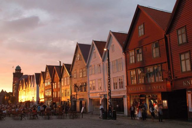ノルウェー4日目はベルゲン市内の観光。<br /><br />ベルゲンは人口約２３万人のノルウェー第２の都市。町の歴史は古く、1070年に開かれた。１２〜１３世紀まではノルウェーの首都でもあった。<br /><br />１４〜１５世紀にハンザ同盟に加盟し、その後400年に渡って隆盛を誇った。港の脇のブリッゲンは当時の姿をとどめる資料として世界遺産に登録されている。<br /><br />今日は、魚市場、ブリッケン地区、ケーブルカーでフロイエン山、ローセンクランツの塔、ホーコン王の館、ベルゲン美術館と一日中歩きまわった。<br />