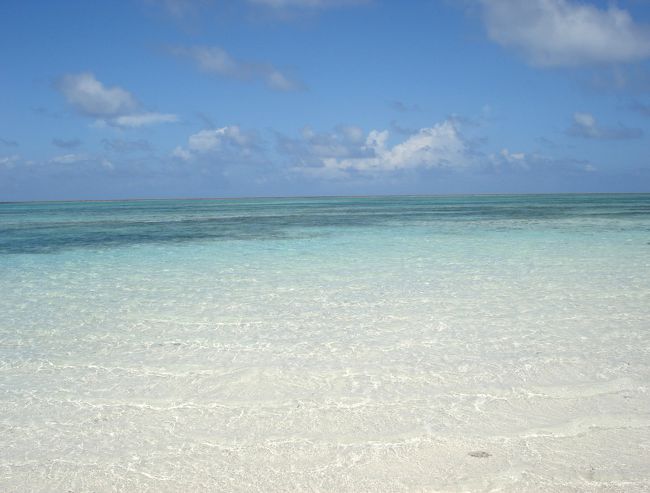 それは７月のことでした。<br />dana7さんの旅行記に超ビューティフォーなビーチを発見！<br />世界中を旅する旅セレブdana7さんのこと、<br />今度はどちらのハイリゾートへ？？？と拝見すると、行き先は久米島。<br />え？日本なの？　<br />こんなビューティフルなビーチを<br />パスポート持たずに拝めるなんて！！<br /><br />というわけで、即予約。<br /><br />極上の和製ビーチで、夏のお疲れを癒す旅！と相成りました〜