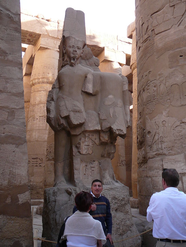 　トラピックス主催おふたりの８日間、２９名参加のツアーに参加してエジプト旅行を楽しんできました。<br />　ツアー仲間、添乗員、現地ガイドにめぐまれ大満足の旅でした。<br />一日目<br />　関西国際空港（１４時１０分）〜ルクソール空港（現地時間２１時）、フライと時間約１４時間、時差７時間<br />　　　（ルクソール、ソフィテル　ニューウインターパレス泊）<br /><br />二日目<br />　午前：世界遺産ルクソール東海岸観光（カルナック神殿、ルクソール神殿）、パピルスの店、昼食（魚料理）<br />　午後：世界遺産ルクソール西海岸観光（メムノンの巨像、王家の谷、ハトシェプスト葬祭殿）<br />　　　（ルクソール、ソフィテル　ニューウインターパレス泊）<br /><br />三日目<br />　ルクソール〜エドフ（ホルス神殿）〜コムオンボ（コムオンボ神殿）〜（昼食）〜アスワン<br />　　　　　　　（アスワン、ソフィテル　ニューカタラクト泊）<br /><br />四日目<br />　アスワン〜アブシンベル〜（昼食）〜世界遺産アブ・シンベル神殿<br />　夜：アブ・シンベル神殿音と光のショー<br />　　　　　　　　　　　　　（アブシンベル、ネフェルタリ泊）<br /><br />五日目<br />　アブシンベル〜アスワン〜（昼食）<br />　午後：世界遺産切りかけのオベリスク、アスワンハイダム<br />　香水瓶の店〜アスワン駅へ、<br />　ナイルエクスプレス（１８時発）〜カイロ<br />　　　　　　　　　　　　　　（寝台車ナイルエキスプレス泊）<br /><br />六日目<br />　カイロ（５時３０分着）〜ホテルへ、ロビーで休憩<br />　〜ギザへ<br />　午前：クフ王のピラミッド、カフラー王のピラミッド、メンカウラー王のピラミッド、金・銀製品の店、昼食<br />　午後：ラムセス２世博物館、階段ピラミッド、屈折ピラミッド<br />　　　　　　　　　　　　　　（カイロ　ラムセツヒルトン泊）<br /><br />七日目<br />　午前：エジプト考古学博物館観光、昼食<br />　午後：カイロ発祥の地：オールドカイロ（聖ジョージ聖堂、モアラッカ聖堂）観光<br />　〜カイロ空港へ、カイロ（現地時間１８時発）<br />　　　　　　　　　　　　　（カイロ〜関西国際空港、機中泊）<br /><br />八日目<br />　〜関西国際空港（１２時３０分着、フライと時間１１時間３０分）<br /><br />カルナック神殿<br />　ルクソール市街の北にあるカルナック神殿は、歴史上で崇拝されてきたテーベ３神であるアメン神、ムート神、コンス神の神殿があり、全体をカルナック神殿と称している最大の神殿で、神殿、アメン神の聖獣である牡羊の約４０頭ものスフィンクスが並ぶ参道、第１塔門、第２塔門、高さ２３ｍと１５ｍの２種の巨柱１３４本がある大列柱室、トトメス１世のオベリスクがある第３塔門、第４塔門、そしてハトシェプストのオベリスクを挟んで、第５塔門、そこから神殿へと続き、巨大なトトメス３世の葬祭殿へと続き、最後にアメンヘテプ３世の時代に遡る大きなスカラベの像が置かれている主要ホールの外側に、浄めに使用された聖なる池があります。