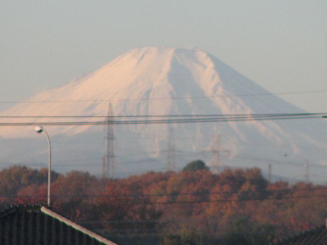 １２月５日、午前７時１０分頃、起床してベランダの西の方の景色を見ると久しぶりにくっきりとした冬の富士山を見ることが出来た。　この時期としては真冬並みの寒波が到来したため、素晴らしい富士山を眺められた。　しかしながら、気温は５℃くらいで寒さが身にしみた。<br /><br /><br />＊写真はくっきりと眺められた富士山