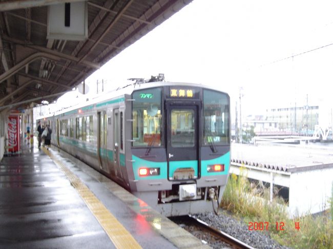 敦賀から小浜線で小浜へと<br /><br />写真は、敦賀駅小浜線の東舞鶴行きの電車<br /><br />これまで来たことの無かった若狭の小浜までやって来ました････<br />小浜と言うと拉致のイメージでしたが、いまやＮＨＫの朝ドラ「ちりとてちん」の舞台で有名ですね････<br />ロケ地も何箇所か巡って来ました････<br /><br />東京から５時間余りの旅でした･･･<br />ホテルは小浜湾に近いホテルせくみ屋を利用しました。<br />