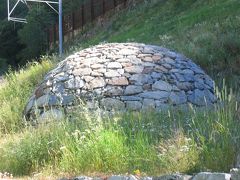 ベルニナ線　ブルージオ橋と謎の石積みの球体