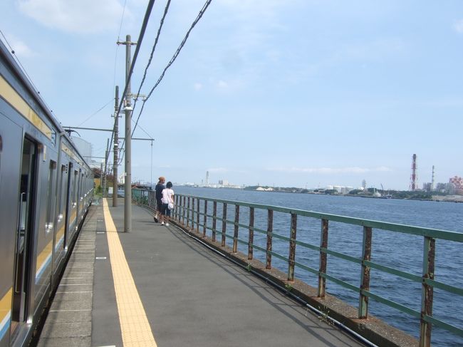 鶴見線浅野以遠（海芝浦支線含む）は中学1年のとき以来　約20年ぶりに訪れました（今回は家族も一緒に）<br />海芝浦駅は昔は東芝関係者でないと駅構内から出ることができなかった（つまり駅の出口が東芝の入口になっていた）のですが，数年前に東芝が小さいながら「海芝公園」という公園を作ってくれたため，鶴見つばさ橋も見える「知る人ぞ知る」観光スポットになっています<br />昔は海芝浦支線は東芝関係者以外は皆鉄ちゃんという構図だったのが，穴場とはいえ観光地化したお陰で多少気分的に行きやすくなりました