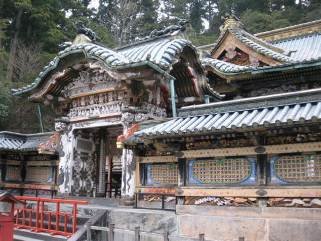 横浜に転勤してから、ずっと行きたいと思っていた<br />『日光東照宮』ついに行って来ました♪<br />神社やお寺を巡るのが大好きで<br />いろんなところに行きましたが<br />こんなに色鮮やかで豪華なのは初めてで<br />徳川の権力はすごかったのだと実感しました。<br />その家康のお墓が東照宮の一番上に登るとあって<br />とても立派なお墓だったので写真に撮りたかったのですが<br />写真を撮るのは失礼な空気がシンシンと漂っていたので<br />断念しました・・・。<br />日光は１度は行ってみる価値ありですよ☆<br /><br /><br />