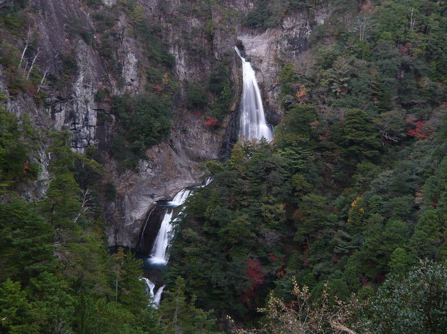 今年最後の紅葉狩りは、和歌山・三重の滝見を兼ねて南紀一周コースのドライブ旅行です。<br /><br />第７編は、「布引の滝」を訪れた後、帰宅の途につきましたが、何とか日没までに間に合うかもしれないと思い、奈良県下北山村にある不動七重滝に立ち寄りました。最後に曲がる交差点を行き過ぎてしまったため、本当にギリギリでした。<br />日本の滝百選はここが22ヶ所めになりました。<br /><br />今回の「南紀の紅葉＆滝紀行」はこれが最終編となります。<br /><br />