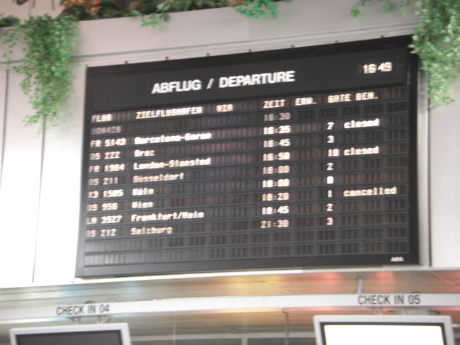 パリ、シャルルドゴール第一ターミナルは、本当に何もない殺風景なターミナルだ。フランクフルト経由でオーストリア・リンツまでルフトハンザにした。荷物はスルーで送れたが、搭乗券はフランクフルトでもう一度貰ってくれと言う。<br />パリ19時発フランクフルト20時20分着、フランクフルト発21時20分発のリンツ行きの予定で、フランクフルトで1時間の時間があり大丈夫だろうと思っていたが、案の定フランクフルト着が20分遅れ。到着がＣエリア、チェックインをして、出発がＢエリアと広い空港内を走ることになる。搭乗ゲートに行くとゲートはしまって誰もいない！「アッロー！」とドイツ語式に大声を出すと奥からルフトハンザの大男が出てきて「なんでこんなに遅く来るのか」と怒られながら（トイレにも行かず空港内を走ったのだが）、搭乗バスに間一髪で間に合った。