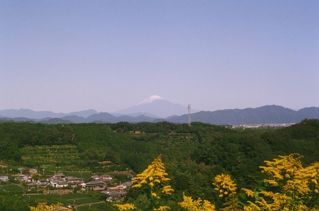 静岡県島田市と牧之原市の境に建設中の空港です。<br />正式には富士山静岡空港というそうですね。<br /><br />辺りは畑ですが、富士山がきれいに見えていいとこでした。<br /><br />小高い山に建設しているので、片方の滑走路エンドはすぐ崖みたいになっているようです。