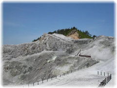 その山の向こうの滝つぼは温泉