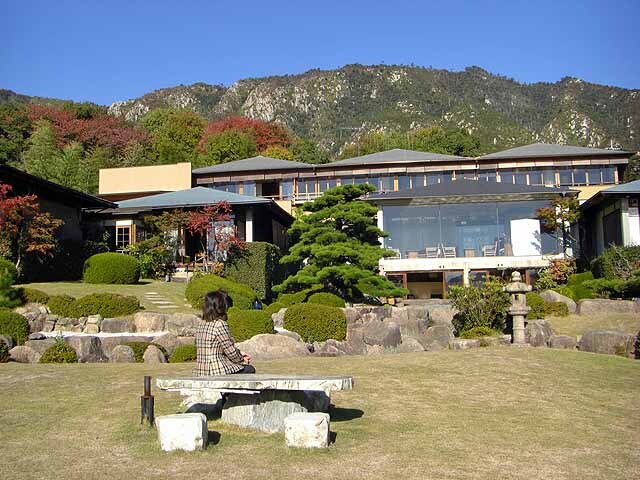 2007年11月吉日1泊<br />日本の名庭100選にも選ばれた広島県の石庭へ行きました。<br />山陽自動車道大野インターから約10分でアクセスはよろしい。<br />向かいは世界遺産宮島厳島神社です。<br />このあたりは瀬戸の海産、あなごとカキがあまりにも有名。<br />庭とあなご料理に期待していざ出陣！！<br /><br />今回宿泊した部屋は今年改造し新築された安庵（あんあん）という部屋。<br />部屋の1階に露天風呂と檜風呂があり、二回が居間と寝室になっている。<br />若い人には面白いが年配の人には階段の上り下りが少しきつい。<br />残念ながら自慢の庭には面していないが海の眺めは石庭の中で一番。<br /><br />料理は地元の食材を取り入れボユーム、飾り付け、お味も大変よろしい。<br /><br />部屋の風呂以外に大風呂、露天風呂もあり、宮浜温泉から引いてあるそうです。<br /><br />職員の対応も他の口コミに書いてある程悪くはない。<br /><br />庭園の宿というだけあってさすがに庭は立派。<br />後ろは岩山が借景となっており素晴らしい。私好み。<br />前は宮島と牡蠣の養殖用いかだを浮かべた瀬戸の海。<br /><br />予想していた以上の楽しい宿でした。<br />次回は眺めのちがう部屋「游僊YUSEN」に泊まってみたい。<br /><br />写真の流れは<br />到着日＝夕方の庭、夕食、温泉、<br />翌日＝朝の景色、部屋のお風呂、朝食、朝の庭、<br /><br />