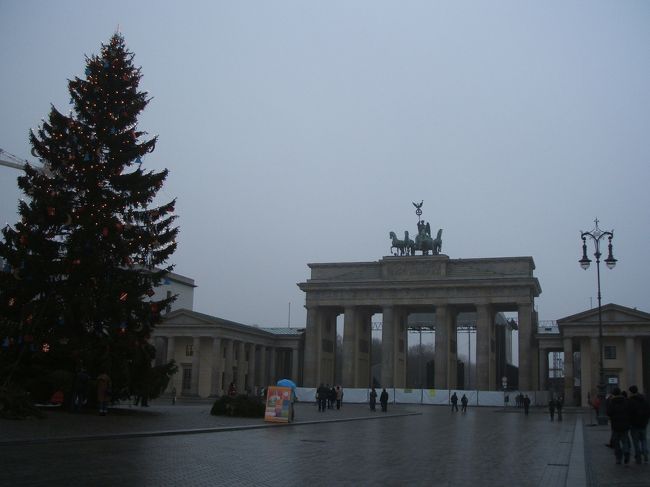 かなり我侭を言って^_^;クリスマスからお正月までの欧州旅行。?昨年大変気に入ってしまった可愛いドイツのクリスマスマルクト?何処か暖かいヨーロッパ?そして、やっぱり最後はフランス！。以上の３つが希望滞在地でした。そこで今回はドイツ（ベルリン）→ポルトガル（リスボン、ケルース、オビドス、ナザレ）→フランス（パリ）を14日間で周ります。マフラー＆手袋＆帽子が必須だったのに、今度はコートなんて暑くて暑くて・・・ふぅ、忙しいヨーロッパの気候です♪