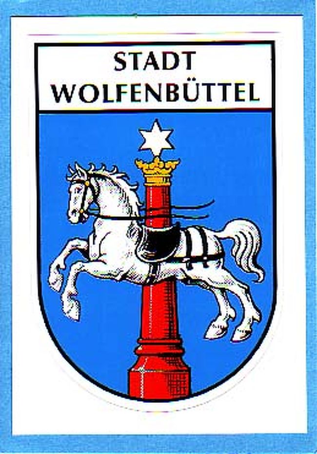 人口55000人　1753年に宮廷がブラウンシュヴァイクに移転するまでは３世紀にわたりブラウンシュヴァイク・リューネブルク公爵の居住地であった。ヴォルフェンビュッテルの起源は10世紀にオーカー川の浅瀬沿いに定住したのが初めらしい。1118年に初めて古文書に「Wulferus　又は　Wulferi」としてその名が記載された。<br />　　　　　　　　　　　　　　　　　　　　　　　　　　　　　　　幸いにも今次大戦の被害をほとんど受けず、600以上の木組みの家が修復されている。　ここも日本のガイドブックには記載されていないのが不思議なくらいである。（ロンプラには掲載）ブラウンシュヴァイクからは鉄道で約10分の距離。