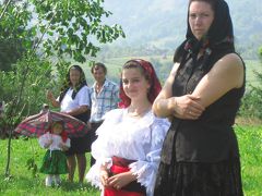 2007年ルーマニア旅行第13日目(2)マラムレシュ地方：祝日のミサはおめかしして───ドラゴミレシュティ修道院にて