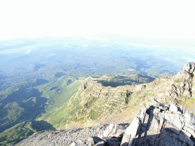 旅というかなんというか…<br />あたしの中では登山も立派な旅行です。<br /><br />部活の友人らと、強行での鳥海山の旅。<br />６時間かけて高速でいって<br />山頂で優雅にお茶飲んで<br />寒さに震えながら日本海に沈む夕日をみて<br />小屋で工事のおっちゃんと一緒にねて<br />次の日、海ではしゃいで<br />温泉はいって<br />酒田の漁港で海鮮丼！！！<br /><br />いいもの見て、温泉はいって、おいしいもの食べて<br />めちゃくちゃ楽しかったですｖ