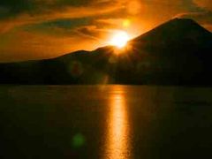 本栖湖から見た富士山と日の出