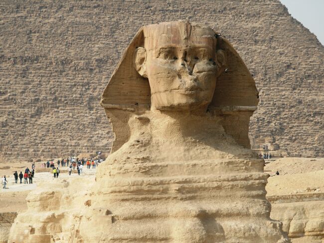 12月3日の旅行写真の続きです。ギザの三大ピラミッド見学の後は、スフィンクスの見学です。人懐っこい地元の子供達の笑顔もご覧下さい。カメラを見つけると、撮ってくれるように仕草で請求されます。(ウィキペディア、ワールドガイド・エジプト＆ギリシャ・エーゲ海)