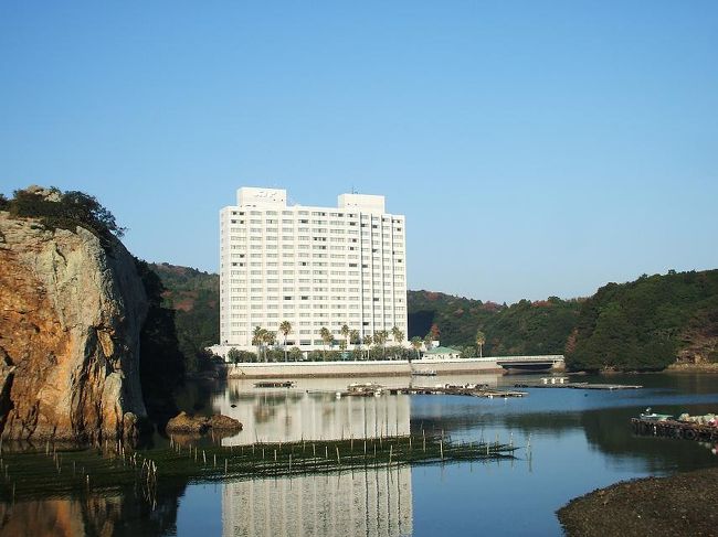 エクシブ鳥羽の「大人の休日・湯ったり滞在プラン」は朝食付きで1泊あたり4600円という格安値段である。しかし、夕食が付いていないので、3連泊中の夕食をどうするかが楽しい問題となる。私は経費節約と地元の味を求めて1回だけエクシブのレストランで食べ、あとの2回は外食で済ませた。<br /><br /><br />写真:パールロード方面から見たエクシブ鳥羽アネックス<br /><br /><br />私の公式ページ『第二の人生を豊かに―ライター舟橋栄二のホームページ―』に旅行記多数あり。<br /><br />http://www.e-funahashi.jp/<br /><br />