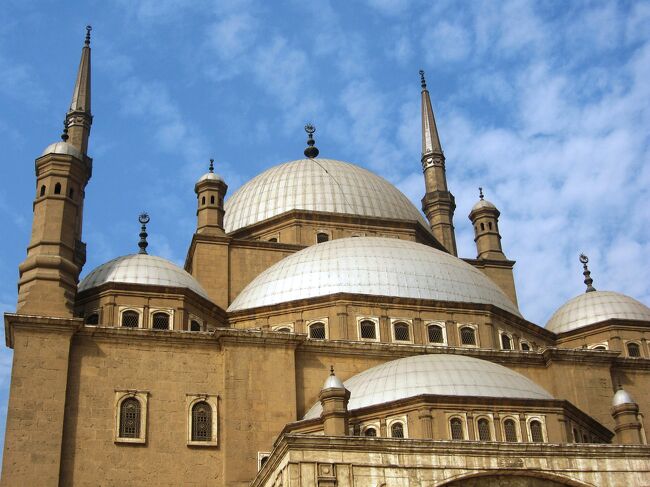 12月4日の旅行記です。午前中はトルコのブルーモスクを模して造られたムハンマド･アリ･モスクとスルタン･ハッサン･モスクを見学し、遅い昼食の後は、エジプト考古学博物館を見学しました。夜はハン･ハリーリ市場を散策しました。最初は岡の上に建つムハンマド･アリ･モスクのご紹介です。(ウィキペディア、ワールドガイド・エジプト＆ギリシャ・エーゲ海)