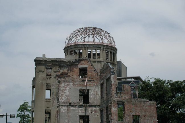 広島旅行２日目は市内平和記念公園へ。このほぼ上空で世界初の原子爆弾が炸裂。一瞬で街は消滅。言葉ではあらわすことが不可能な地獄絵図が１９４５年８月に起きた。６０年を過ぎた今、当時を実体験した人も減りなにやらおかしな方向に話が向いているような核問題。武力による力の均衡による平和維持も考え方とは思うけど、自分自身にこの原子爆弾が向けられ被爆して瀕死の状態で助け出されたらと思えばどういう議論をみんなはするのだろうと思う。<br />最近この平和公園を仇名す不逞の輩がいる。これも今で言う教育問題の病んだところなんだろう。戦争とは言え不慮の死を迎え奉られているところまで仇名されるなんて人い話だと思った。<br />この綺麗な公園で平和を満喫。知らない不幸を想像しながら平和のありがたみを考えましょう。