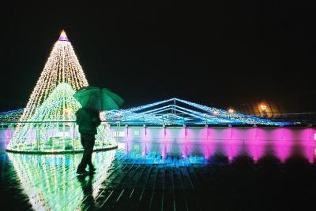 中部新空港（Centrair）の夜景を見に行きました。ちょうど？この晩は雨模様。傘をさしながら、イルミネーションを堪能しました。画面の人物は、この記事の内容とは何ら関係ありません。