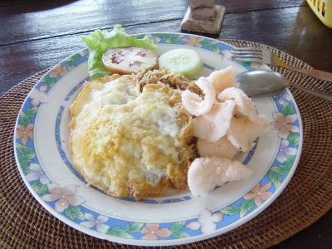 初めてのバリ島<br />インドネシア料理は見た目以上にスパイシーで辛かった〜（￣□||||！！<br /><br /><br /><br />