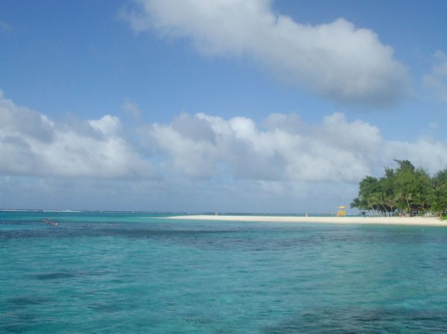 とにかく、海がきれい<br />あんなに魚を間近で見たのは初めてでした。<br /><br />他の口コミで「お麩を持参したらいいですよ」って<br />書いてあったのに、忘れてしまったので、パンを手にして魚を呼びましたが、<br />環境のことや、有用性を考えたら、絶対にお麩のほうがいいですよ<br />シュノーケルも現地で買いましたが、日本で買って持参したほうが、<br />フィットするもので存分に海を楽しめると思います。<br /><br />ただ、、、海を楽しみ過ぎて、気づいたら、背中が大変なことに・・・<br />背中への日焼け止めは、忘れないでマメに塗り直しましょう(笑)<br />この年になると2年経っても消えないほどくっきりと水着の跡が残ってしまいました。。