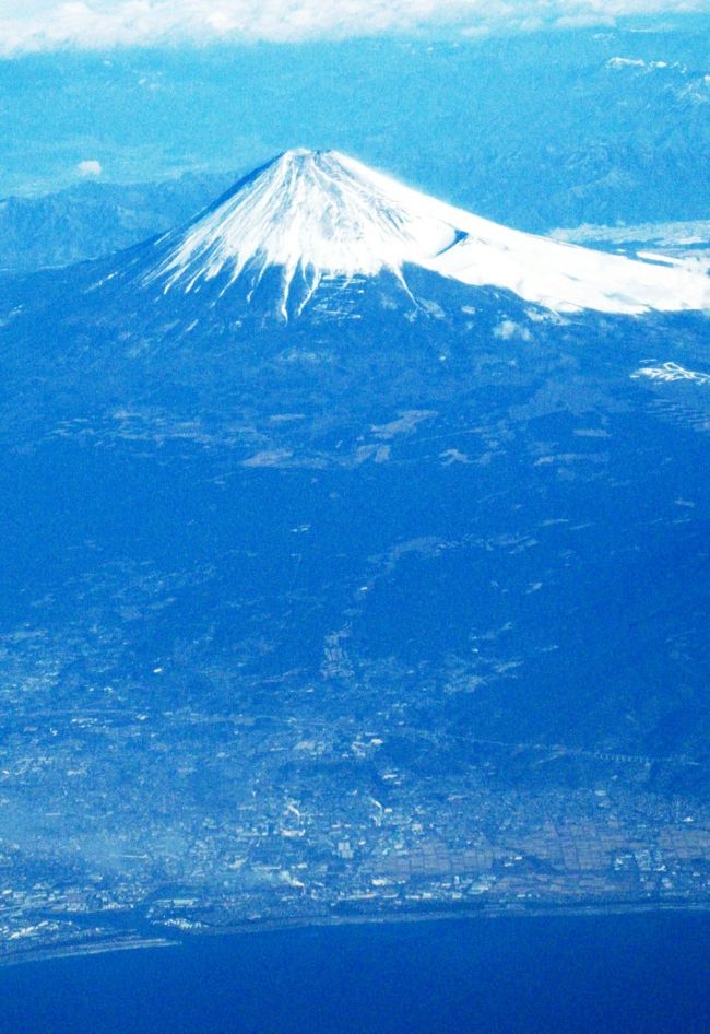 奄美巡遊?　富士山上空を飛ぶ　☆羽田発JAL1953　晴～雨 <br />はじめての奄美大島15景めぐり3日間 <br /> おすすめのポイント <br /> ◇1年中温暖な気候の『奄美大島』へ・・・ <br />◆手つかずの自然と文化が色濃く残る島『加計呂麻島（カケロマジマ）』もたっぷり観光♪ <br />◇2泊とも海辺のリゾートホテルにご宿泊！ 