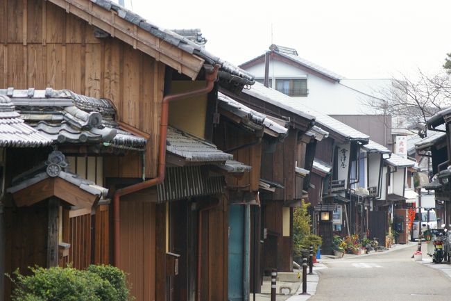 古代三関のひとつ「伊勢鈴鹿の関」の置かれた関は、江戸時代には、東海道53次の47番目の宿場町として、参勤交代や伊勢参りの人々で賑わいを見せました。旧態を留めていない東海道にあって、唯一歴史的な町並みの残る関宿を、今回の旅で最初に訪れた場所としました。早朝の宿場町は、まだ観光客の姿もなく、往時の姿の残る、古い街並みをのんびり散歩しました。