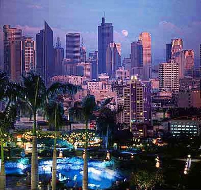 <br />フィリピンの代理店のお披露目パーチーに参加するので、マニラ＠フィリピンに行ってきました♪<br /><br />その前にも、代理店開拓のために何度か訪問しているのですが(^o^)丿<br /><br />◆HOTEL <br /><br />パーティーもやるのでちょっと良いホテルに宿泊♪<br />泊まるだけならどこでも良いのだけれど、お客様を招待するので♪<br />　　　↓<br />　http://www.shangri-la.com/en/property/manila/traders<br /><br />昔は、『Makati Shangri-La, Manila』って名前だったけど、『Traders』系に改装したのね。<br /><br />◆ちょっとフィリピンについて♪<br /><br />実は、日本からの出張者はフィリピンに帰宅無いといって文句言ってた。なぜかというと、数日前に、日本人がタクシー運転手に拉致されて誘拐されていたから。私は余り怖い目に合っていなかったが、出迎えを装って誘拐するらしい。お陰で、出張者到着にあわせ空港まで向かいに行かされた。自分のみは自分で守れよ(^^)v<br /><br />あと、普通の人の銃の携帯が許される。<br />飲み屋に行くと、ちょっと怖い兄さんなんかテーブルに拳銃置いて飲んでるし、ちと怖い(T_T)<br /><br />フィリピンに駐在する人は家族を連れてこない。<br />だって、いつ誘拐されるか、Risk度Highだから(ToT)/~~~<br /><br />ま、住めば都なんですけどね。<br />貧民街みたいなところは、他の東南アジアの都市より多いかな。<br />道路で車の窓に赤ちゃんをつれてきてお金くれとくるStreet Childrenの多くはシンジケートに操られていて、赤ちゃんも一日いくらかでレンタルされているらしい。<br /><br />噂かもしれないけど、自分で行ってみないと判んない事多いので、行って見ましょう♪<br /><br />でも、自分の身は自分で守りましょう♪<br /><br /><br />Enjoy Your Happy Holiday♪♪♪<br /><br />ほんじゃ、また♪