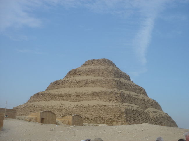 エジプト文化は、とても華やかで、視覚的です。<br />ピラミッド、巨大神殿、葬祭殿など、どれをとってみても、<br />訪れる者を不思議の世界へ誘います。<br /><br />とりわけ、ピラミッドは、古代へ向かって、無限の夢を開きます。<br /><br />ところで、ピラミッドは、私たちの目の前に「ピラミッドらしい」姿で<br />現れてくるまでに、たいへんな試行錯誤をして来たといわれます。<br /><br />ピラミッドの始まりといわれるサッカラの階段ピラミッドから<br />メイドゥムの崩れピラミッド、ダハシュールの屈折ピラミッド、<br />赤のピラミッドをめぐり、ピラミッドの建設史を辿ってみました。